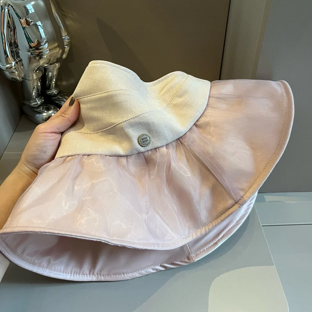 Новая элегантная и свежая солнцезащитная шляпа Miu Miu 2024 года — розовая.