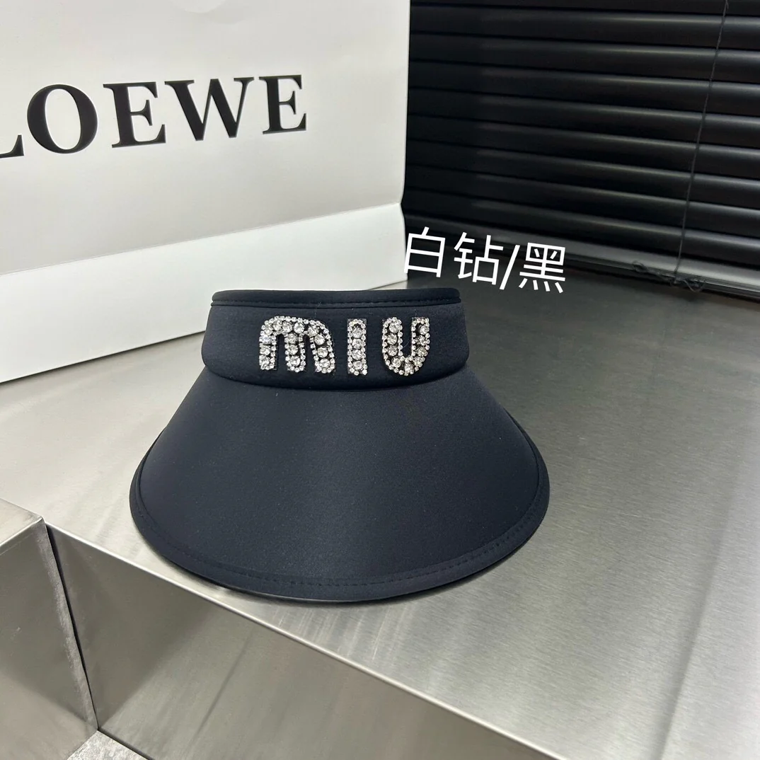 Новая солнцезащитная шляпа Miu Miu из ледяного шелка, украшенная стразами, весна/лето 2024.