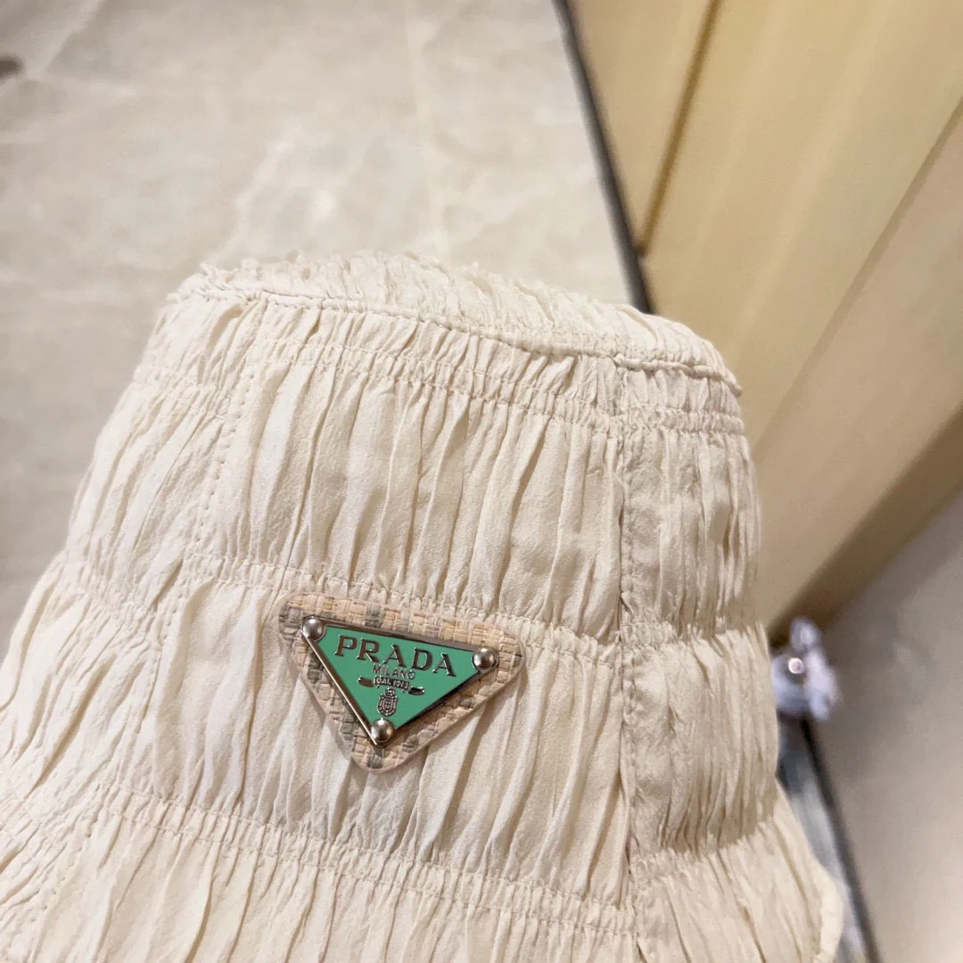 Новая панама Prada 2023 года с эффектом мятой ткани - белая.