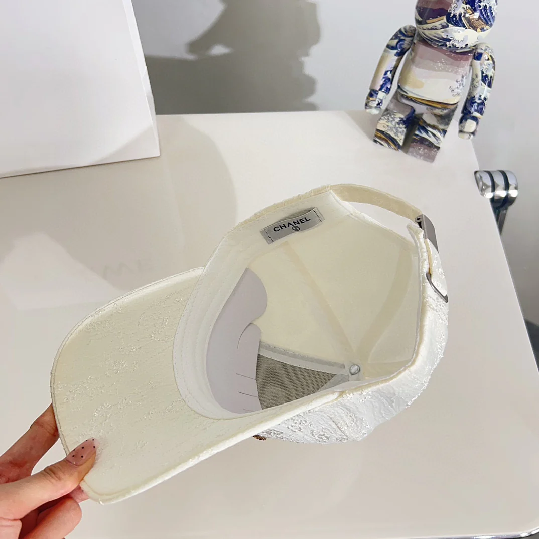 Новая минималистичная бейсболка Chanel 2024 года — белая.