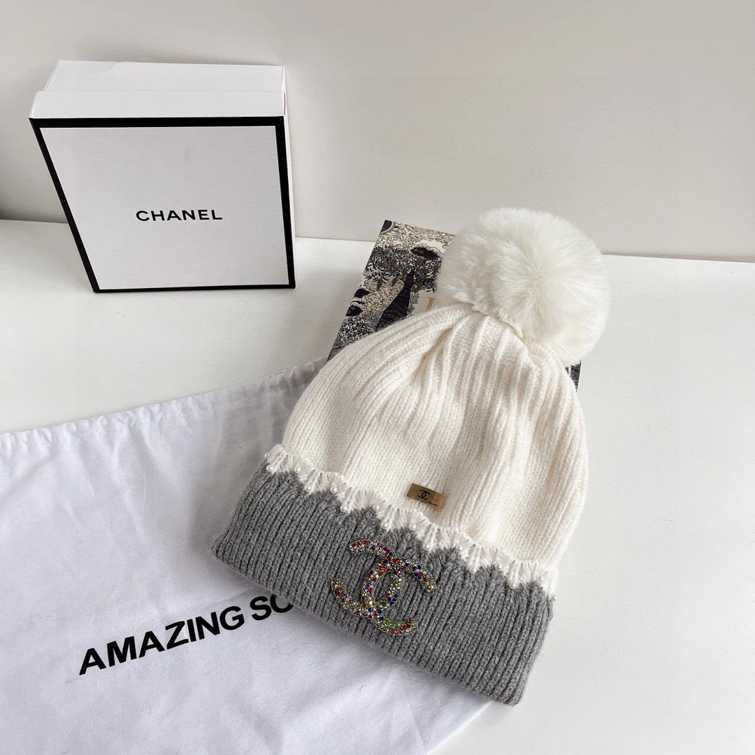 Вязаная шапка Chanel с помпоном