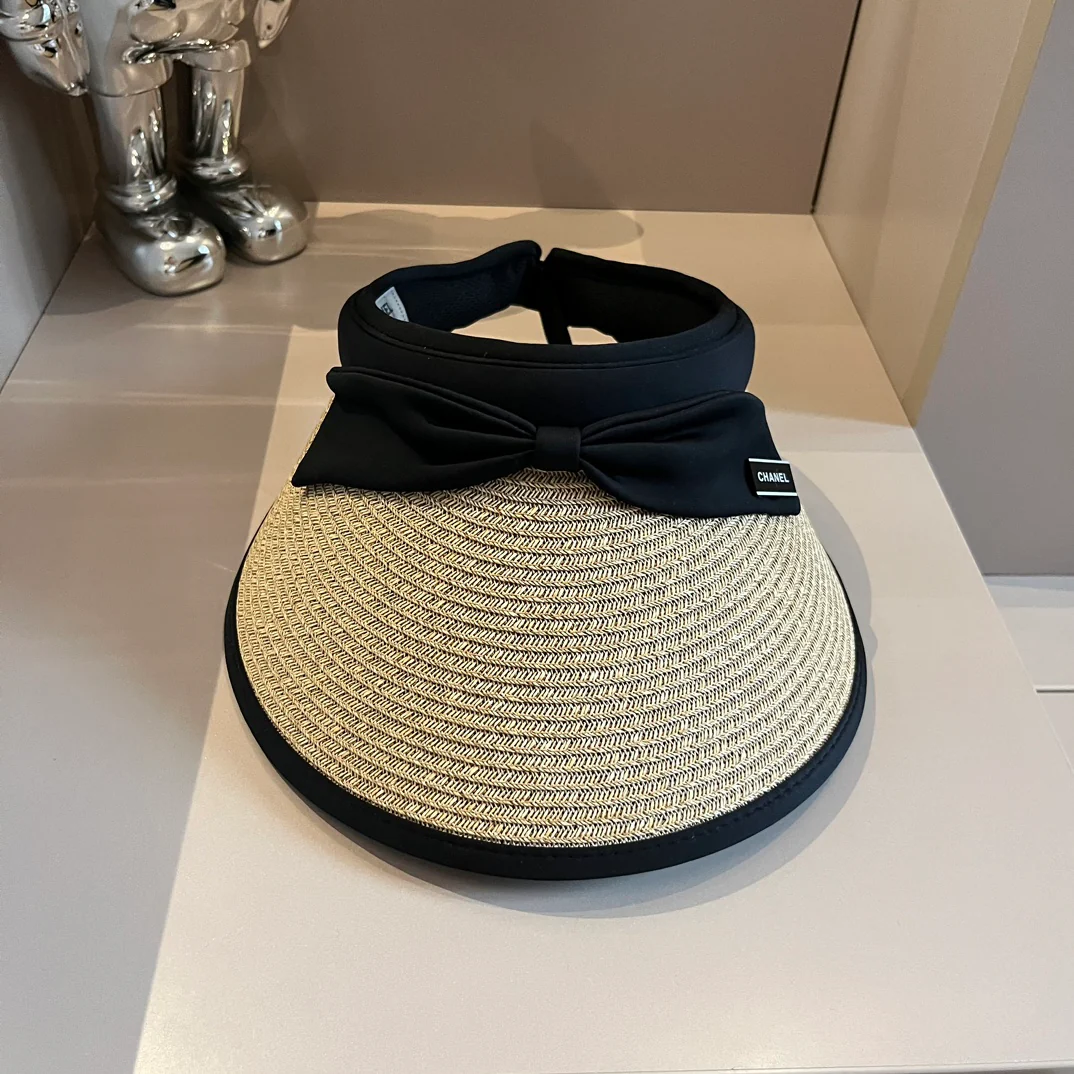 Chanel - Плетеная солнцезащитная шляпа с бантом - черная