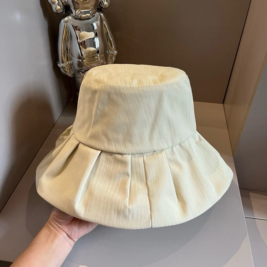 Новая плиссированная рыбацкая шляпа Miu Miu весна/лето 2024 — бежевая.