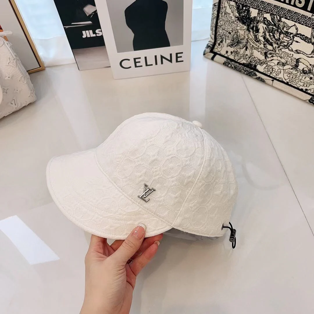 Бейсболка LV с рельефным рисунком