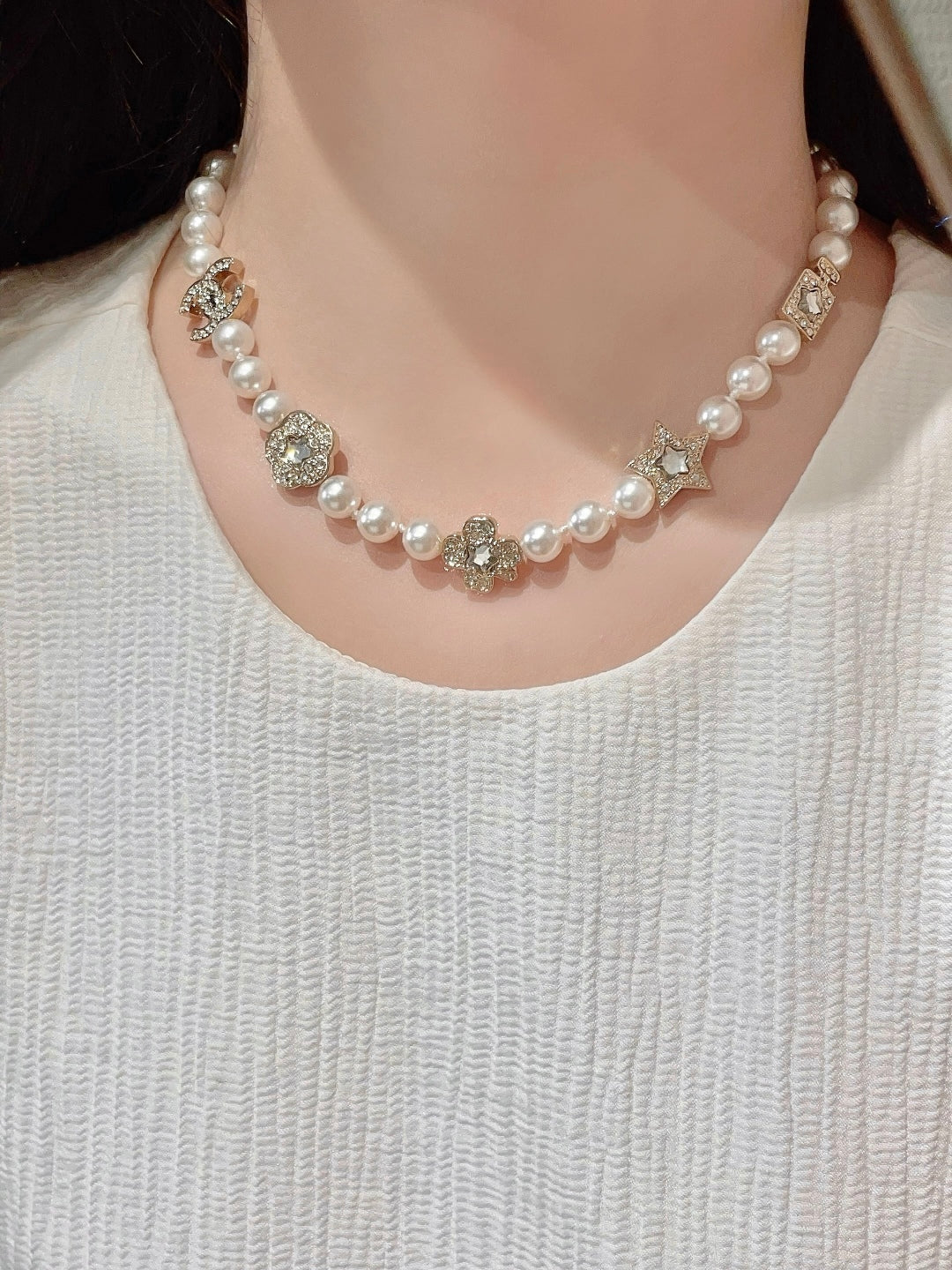 Флакон духов Chanel за 25 пенсов, жемчужное ожерелье в виде четырехлистного клевера