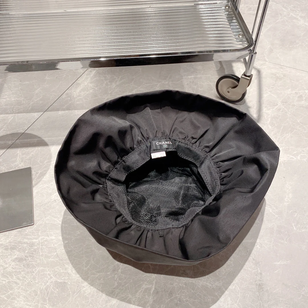 Новинка весенне-осенней коллекции Chanel 2023 — широкополая рыбацкая шляпа.