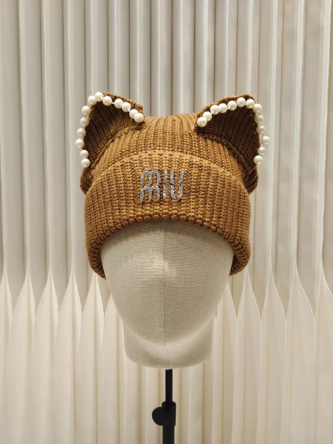 Miu Miu - Вязаная шапка с жемчужными кошачьими ушками, осень/зима