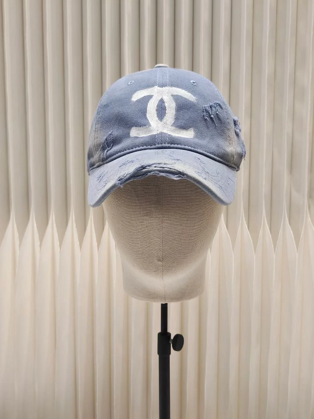 Chanel - бейсболка с рваной вышивкой и граффити