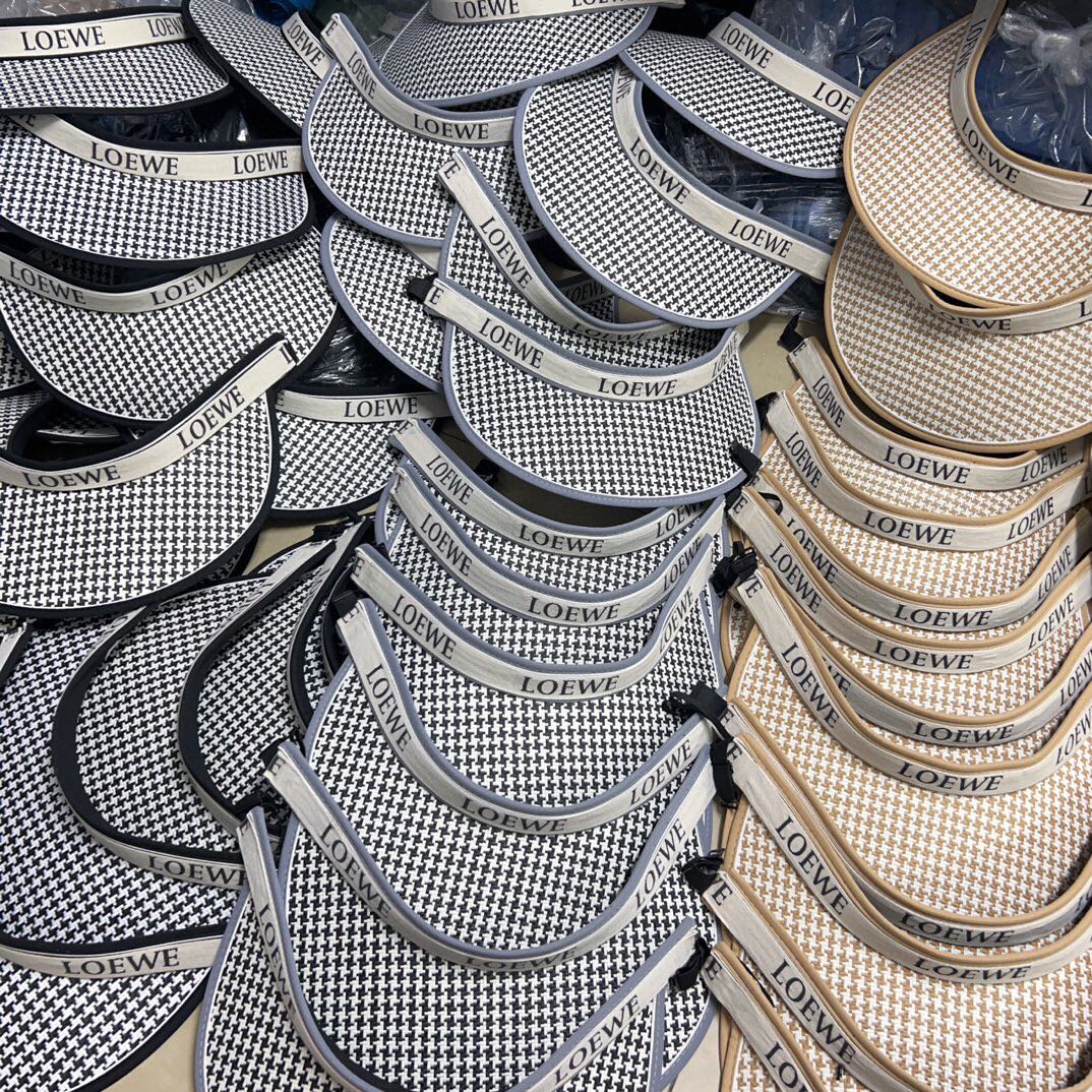 Новинка лета 2024 от LOEWE - Рыбацкая шляпа в клетку 