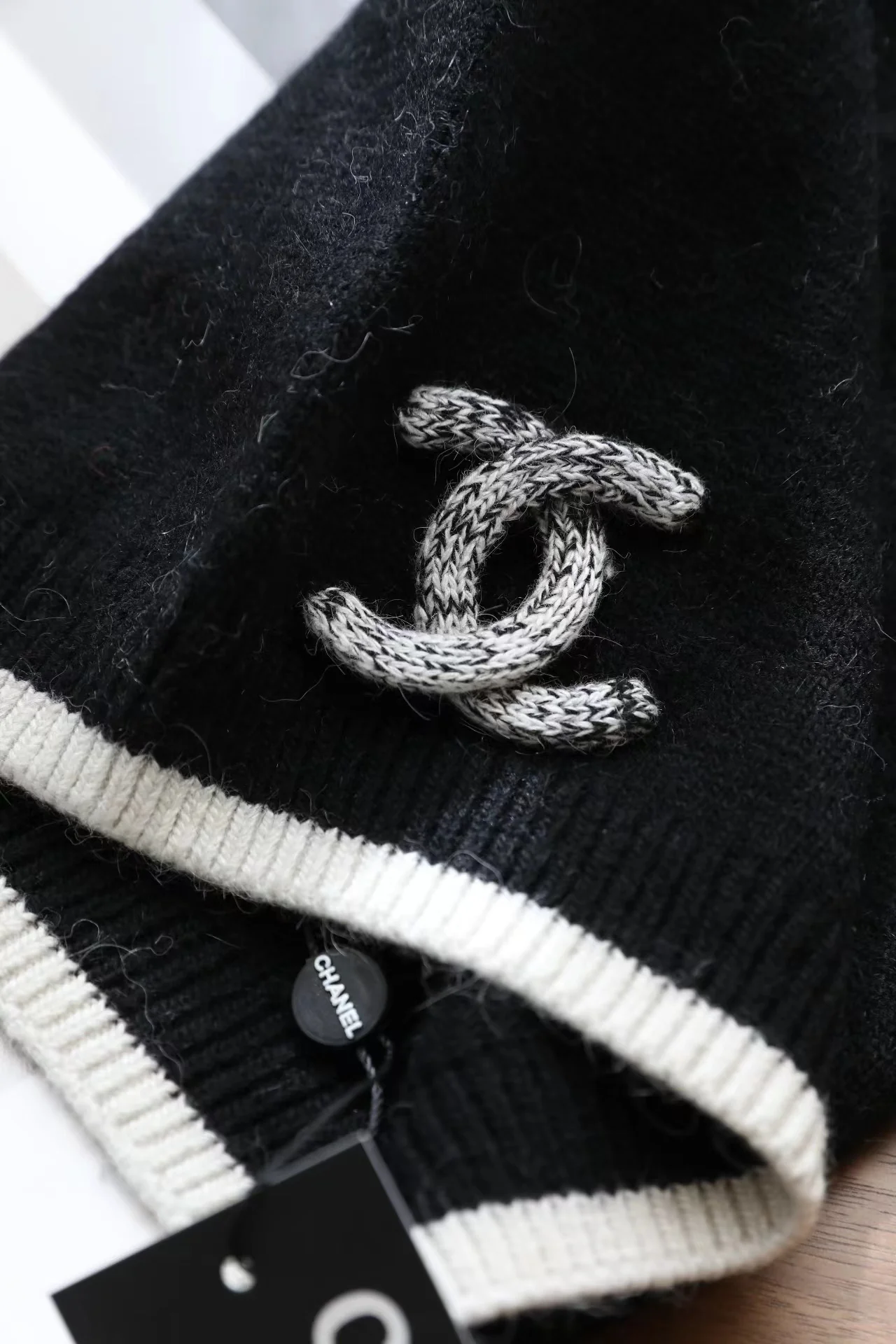 Chanel - Шерстяная вязаная шапка с закругленным краем - Черная