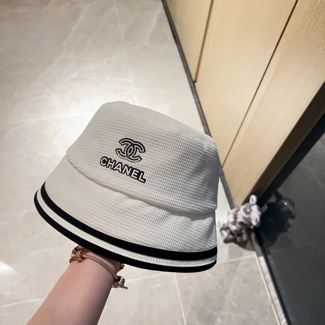 Новая шляпа рыбака Chanel 2023 года с цветными блоками - белая.