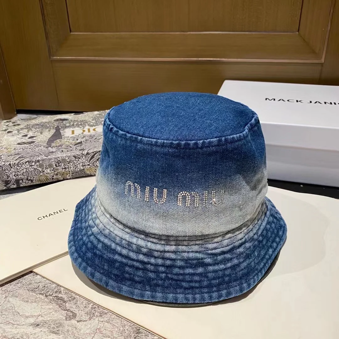 Новинка весны/лета Miu Miu 2023 — панама из джинсовой ткани с лоскутным узором.