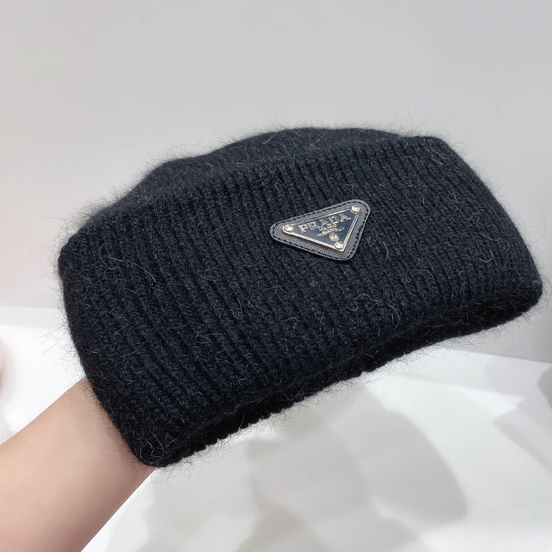 Вязаная шапка Prada из ангорского кроличьего меха и шерсти - черная
