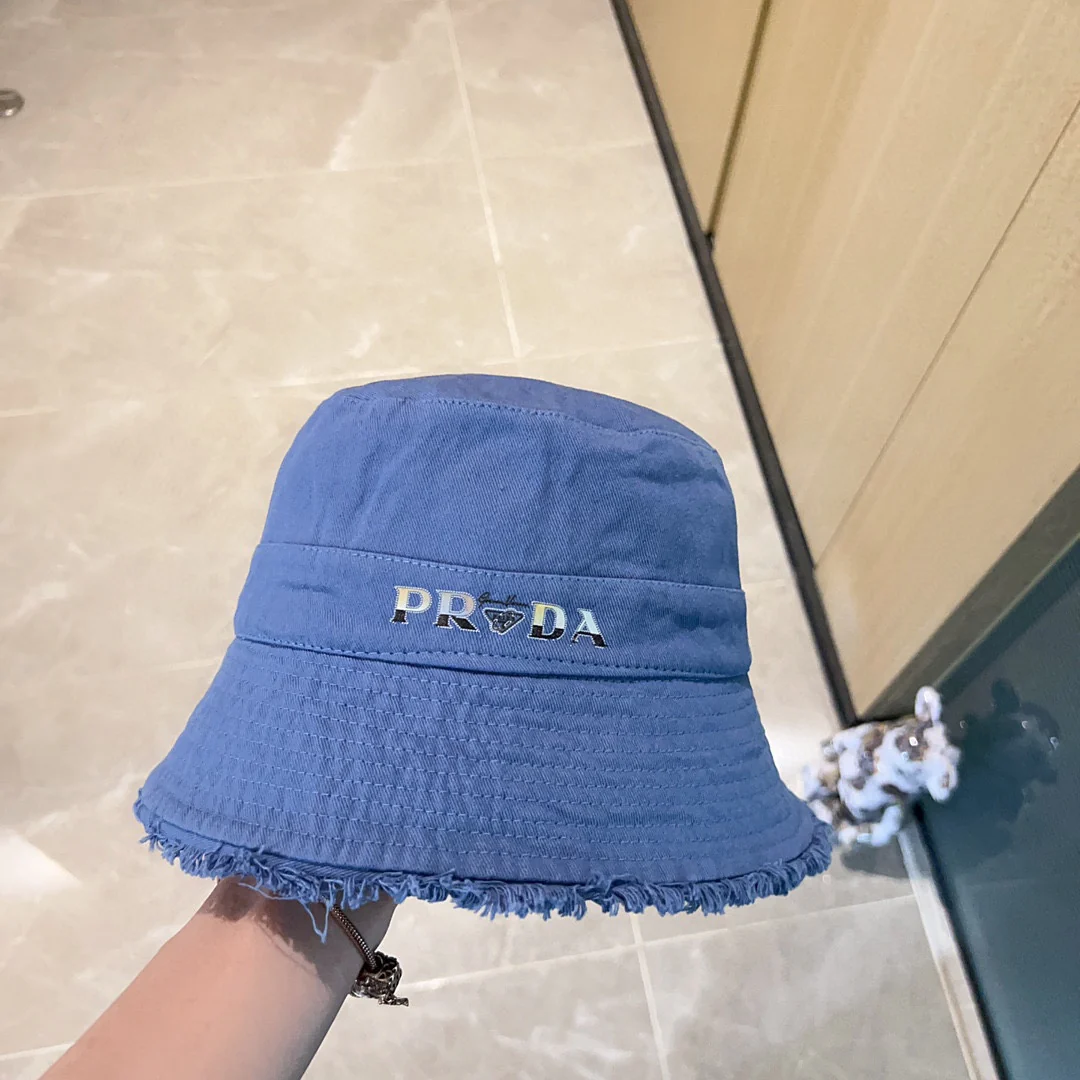 Новинка сезона весна/лето 2023 от Prada - джинсовая панама с кисточками.