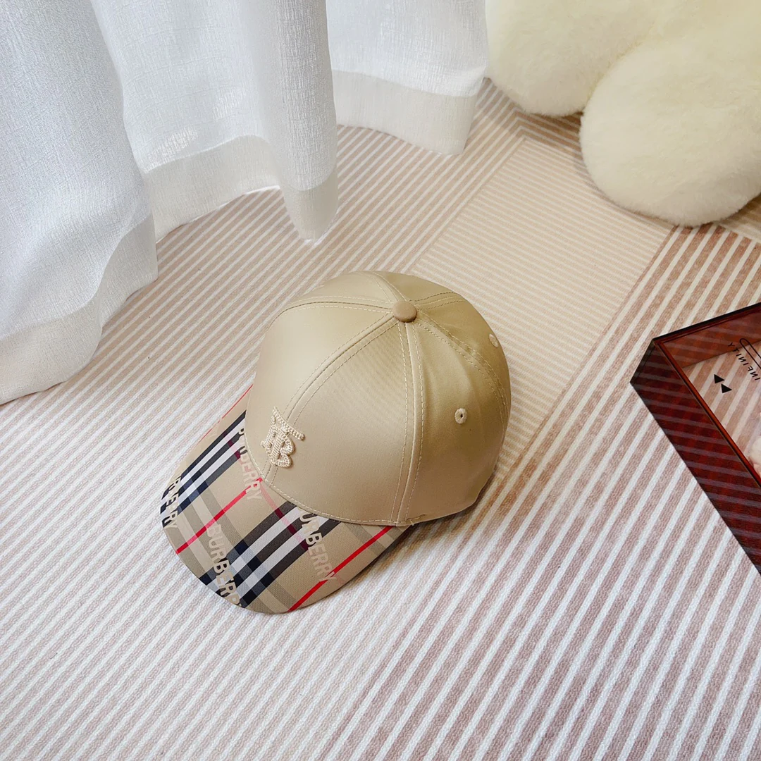 Новинка сезона весна/лето 2023 от Burberry - бейсболка TB в клетку.