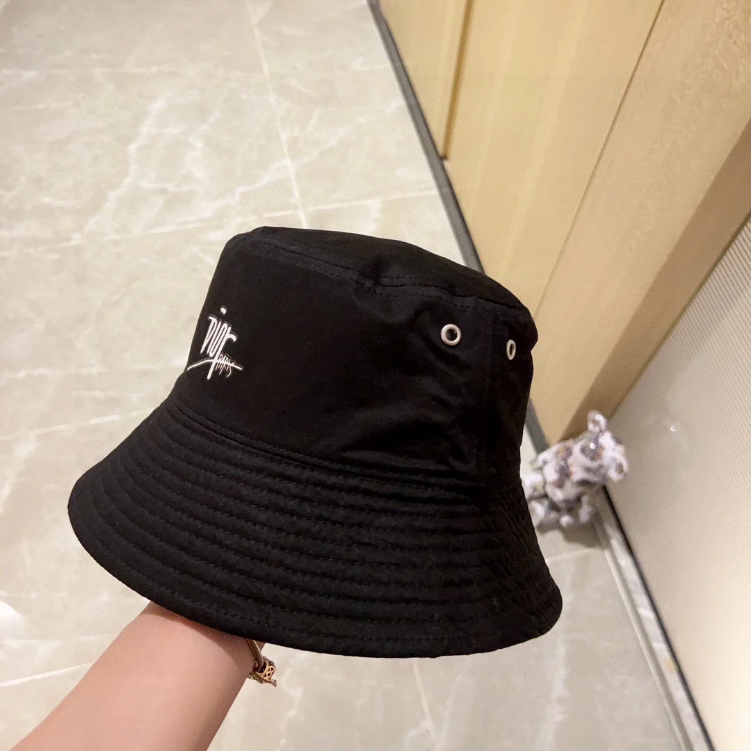 Новая двусторонняя панама от Dior 2023 года отличается универсальностью.