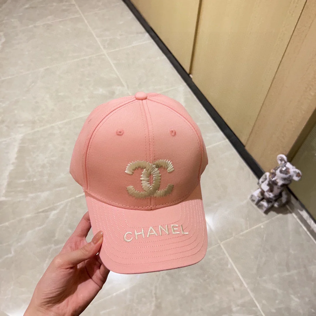 Новая минималистичная бейсболка Chanel 2023 с вышивкой - розовая.