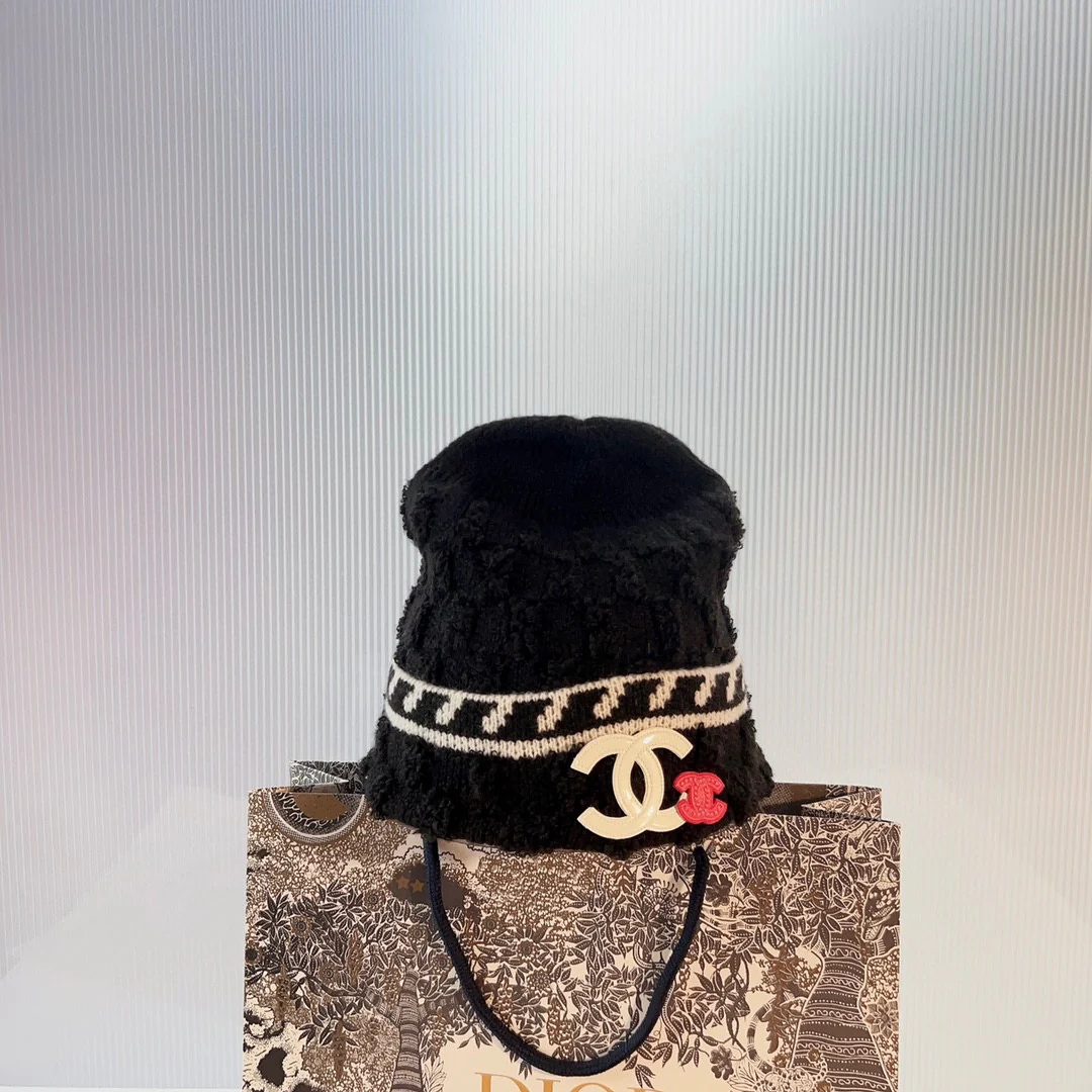 Вязаная шапка Chanel в корейском стиле - черная