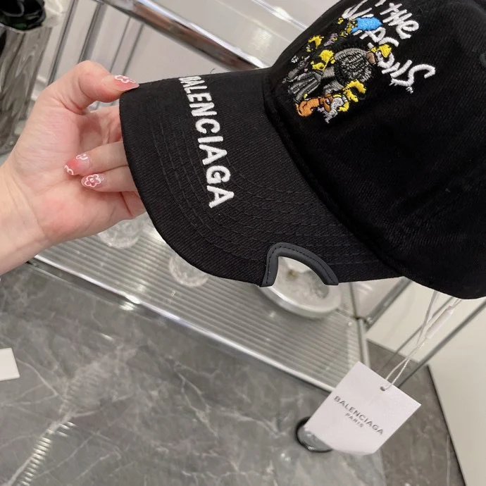 Бейсболка, созданная в сотрудничестве Balenciaga и The Simpsons.