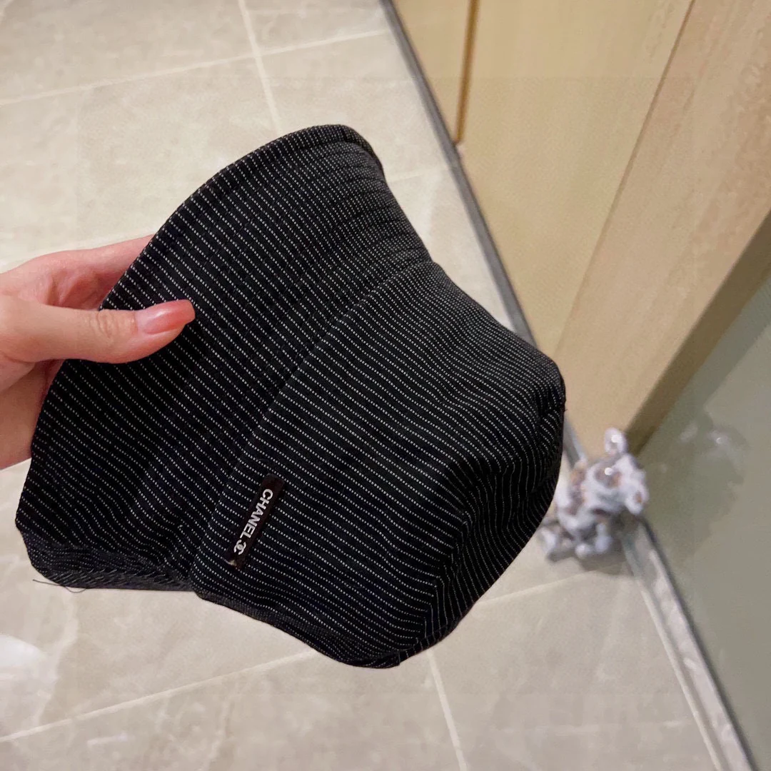 Новинка сезона весна/лето 2023 от Chanel - Полосатая рыбацкая шляпа - Черная