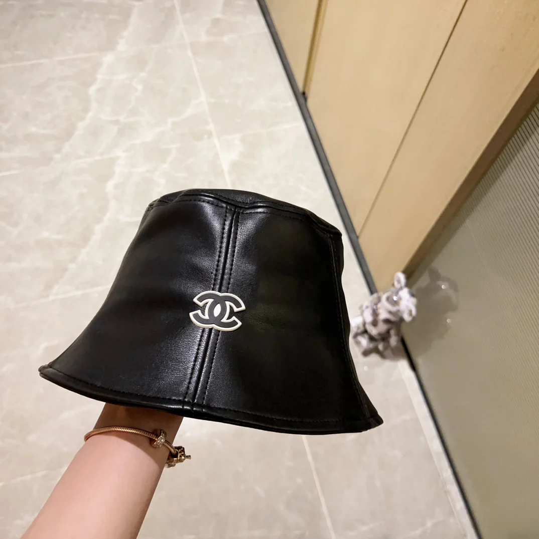 Новая модель кожаной рыбацкой шляпы Chanel 2023 года - черная.