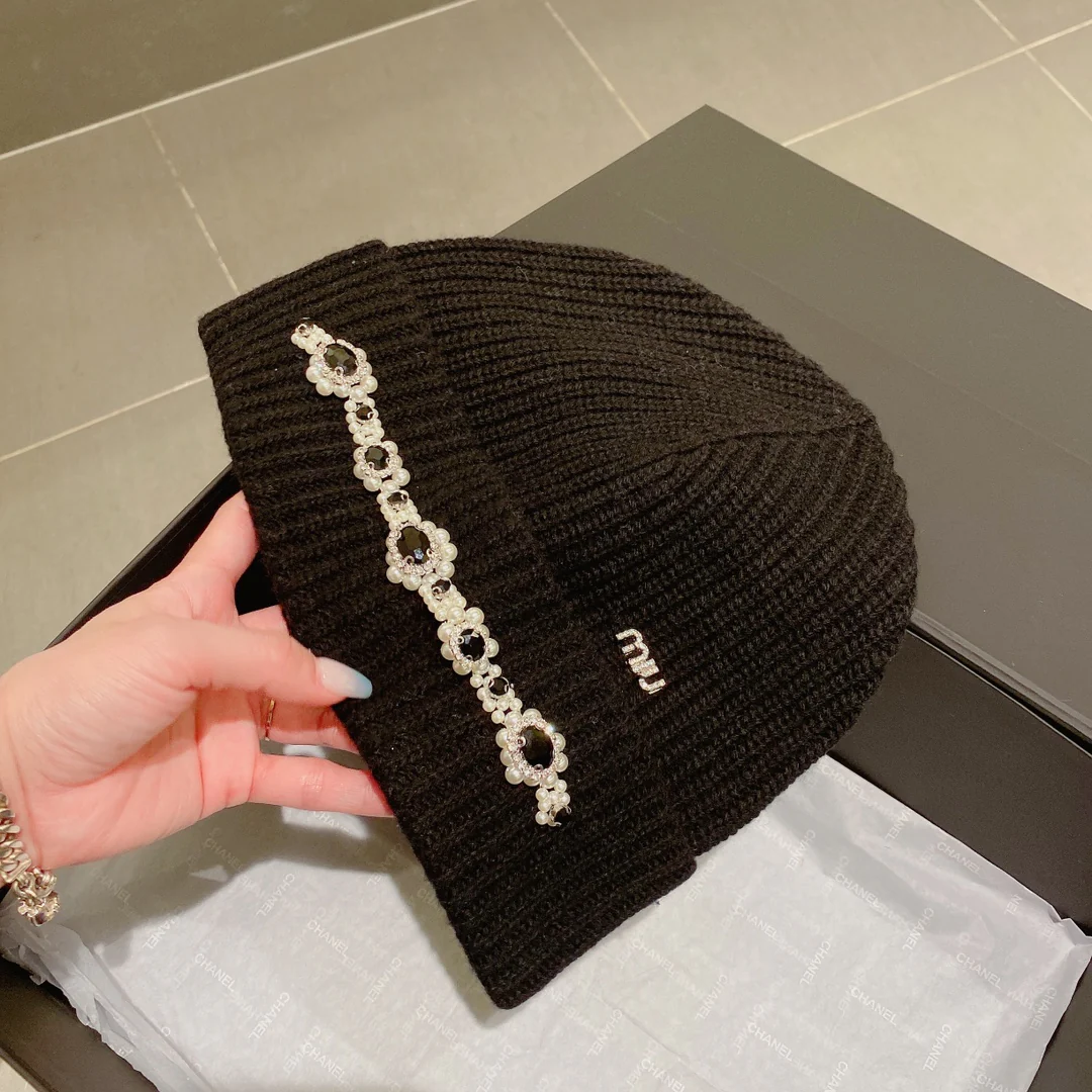 Miu Miu - Маленькая меховая шапочка с жемчужным рисунком - Черная