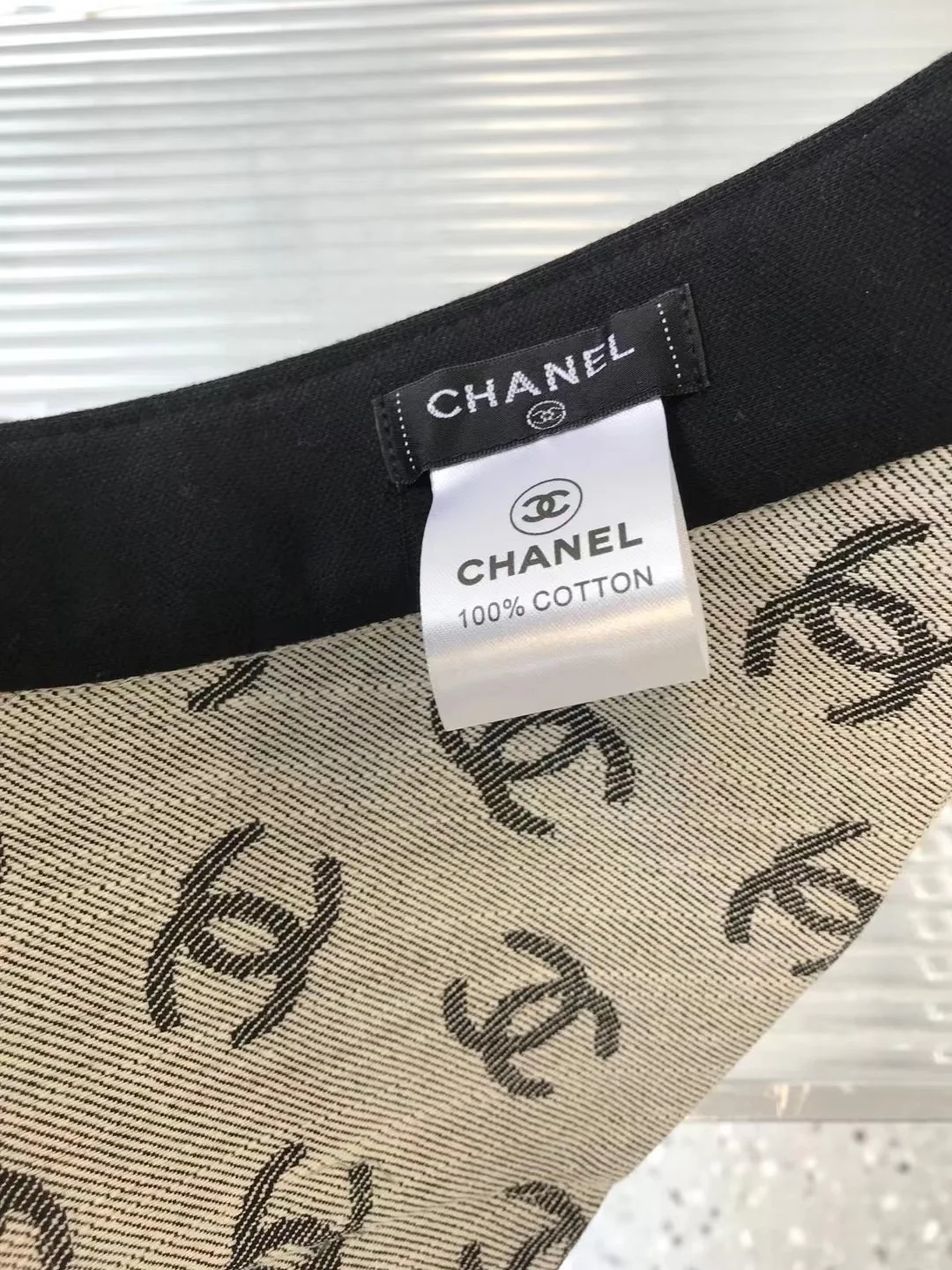 Новинка сезона весна/лето 2023 от Chanel - Солнцезащитная шляпа с открытым верхом - 1