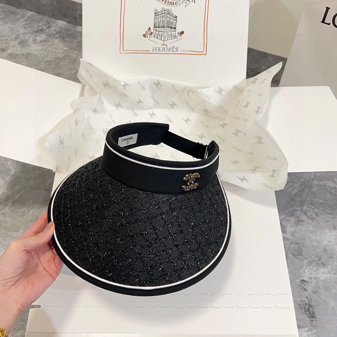 Новая летняя солнцезащитная шляпа Chanel 2024 с пайетками и клетчатым узором - черная.