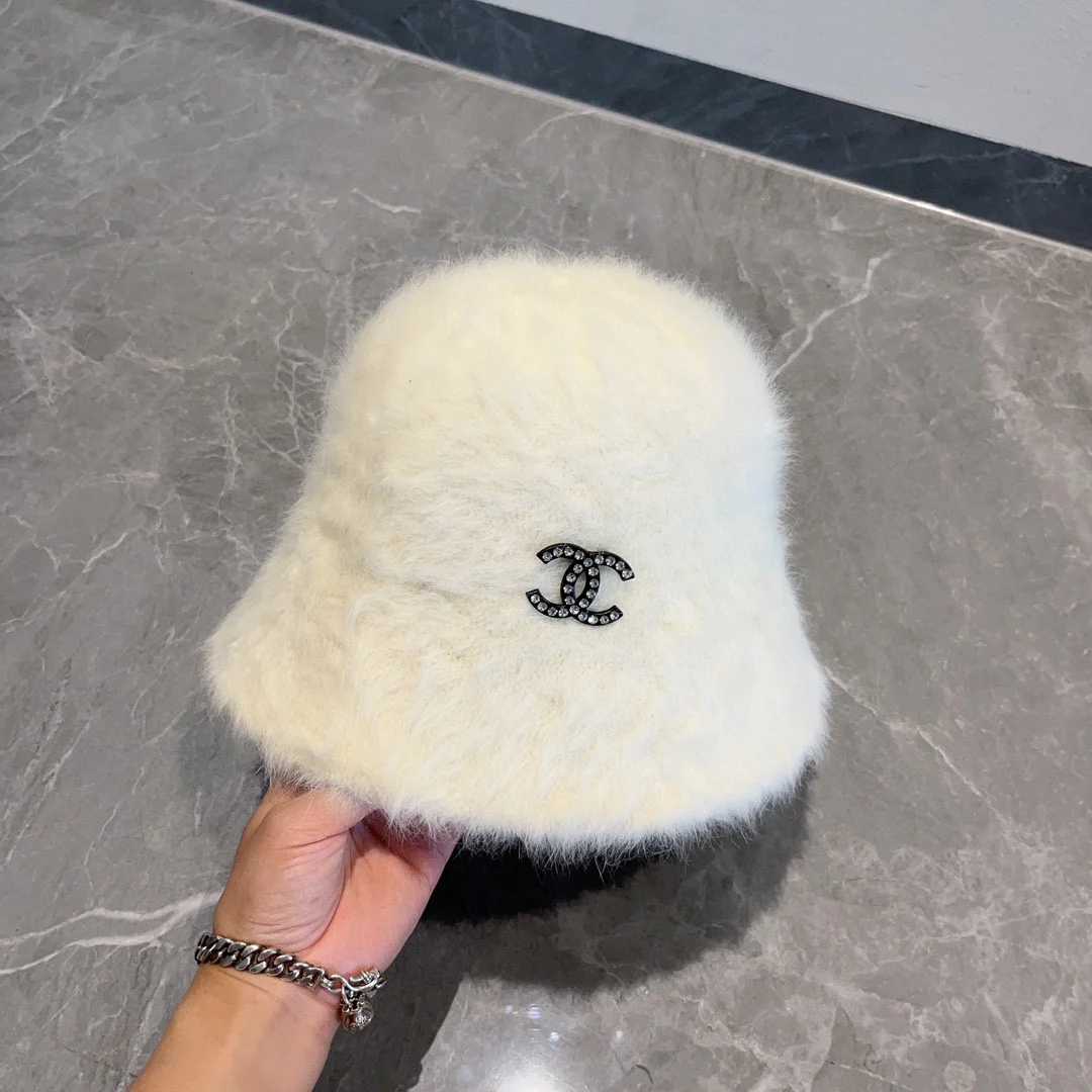 Chanel - Популярная маленькая меховая рыбацкая шляпа с двойной буквой С - белая