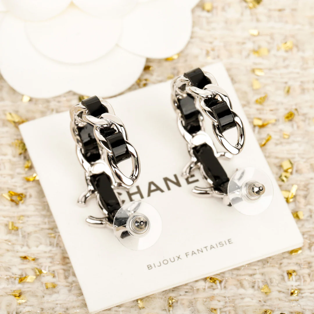 Серьги Chanel - 25 пенсов, черные с серебряной кожаной цепочкой