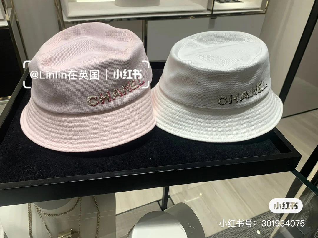 Рыбацкая шляпа Chanel, украшенная пайетками и стразами — рекомендовано на Xiaohongshu