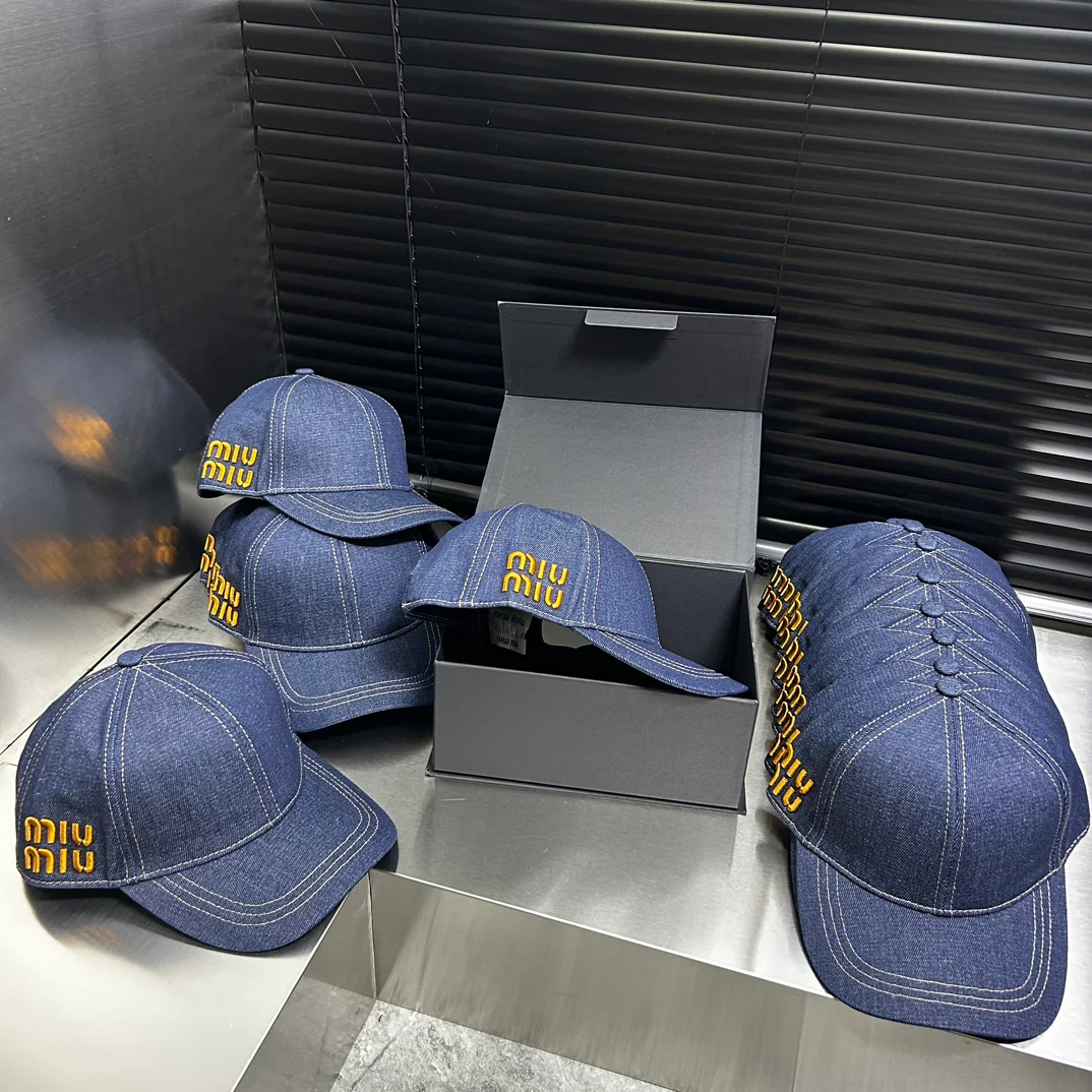 Новая джинсовая бейсболка Miu Miu весна/лето 2024 с вышитой буквой