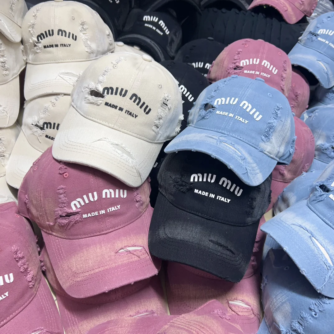 Новая рваная минималистичная бейсболка Miu Miu весна/лето 2024