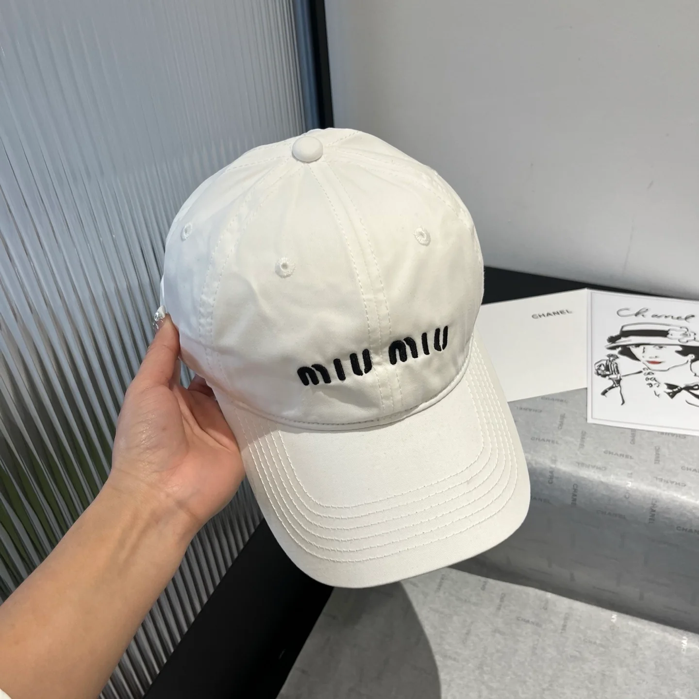 Бейсболка с вышитым логотипом Miu Miu - белая