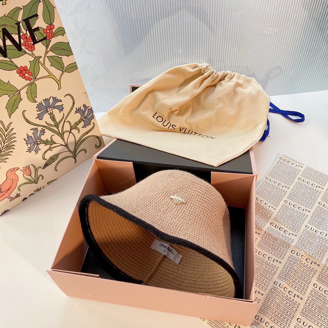 Рыбацкая шляпа Chanel в форме сердца