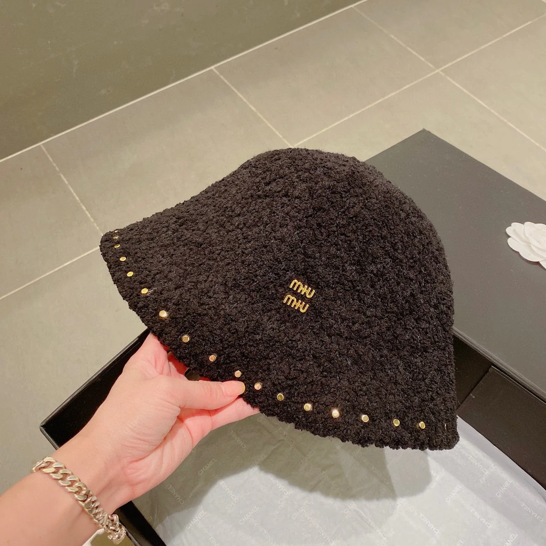 Панама Miu Miu с заклепками - черная