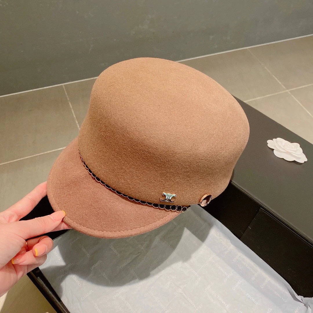 Шерстяная бейсболка Celine — абрикосового цвета.