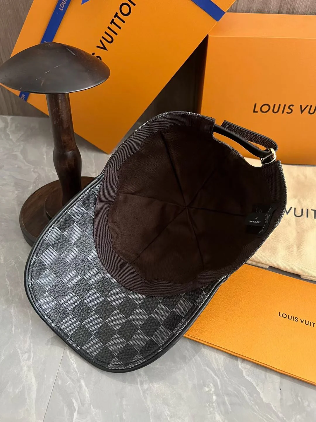 Классическая кожаная бейсболка LV в клетку - черная