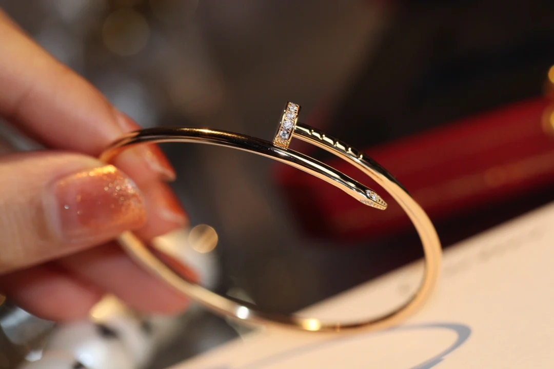 Браслет Cartier ?Гвоздика? — розовое золото с бриллиантами в половинках бриллиантов.