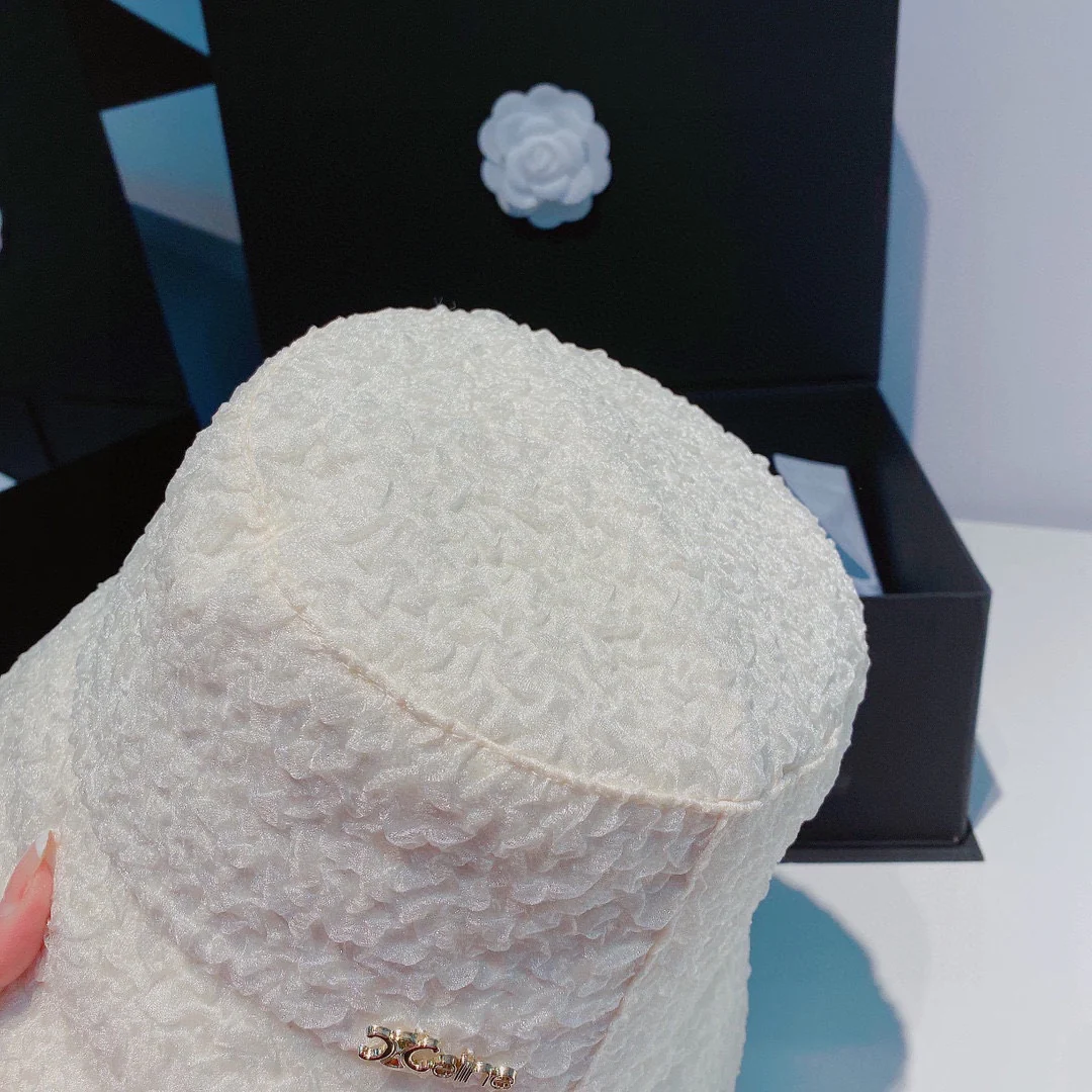 Новинка Celine 2022 года - стильная рыбацкая шляпа для весны/лета.