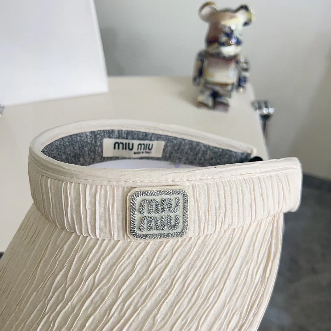 Новая элегантная плиссированная шляпа от солнца Miu Miu из летней коллекции 2024 года - белая.