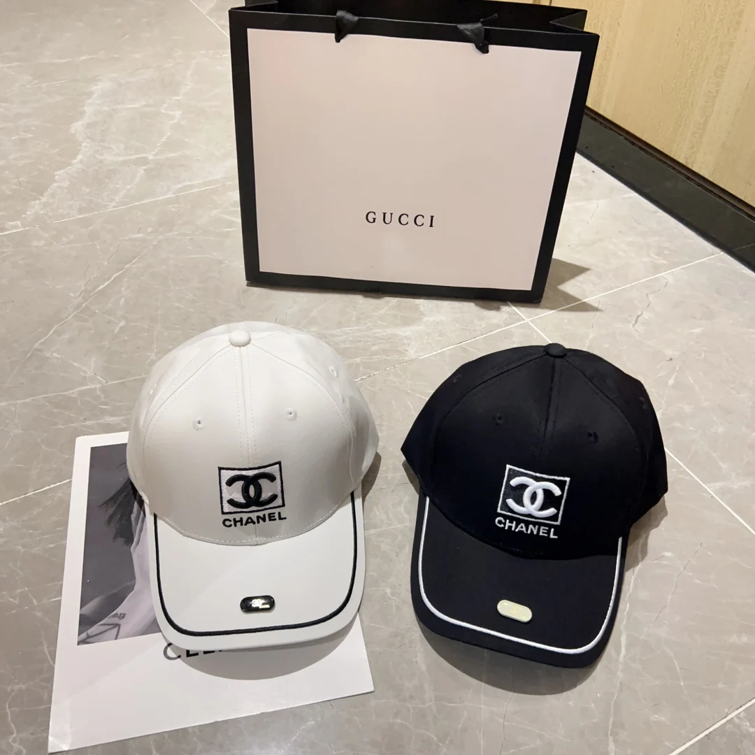 Новинка сезона весна/лето 2023 от Chanel - бейсболка - белая