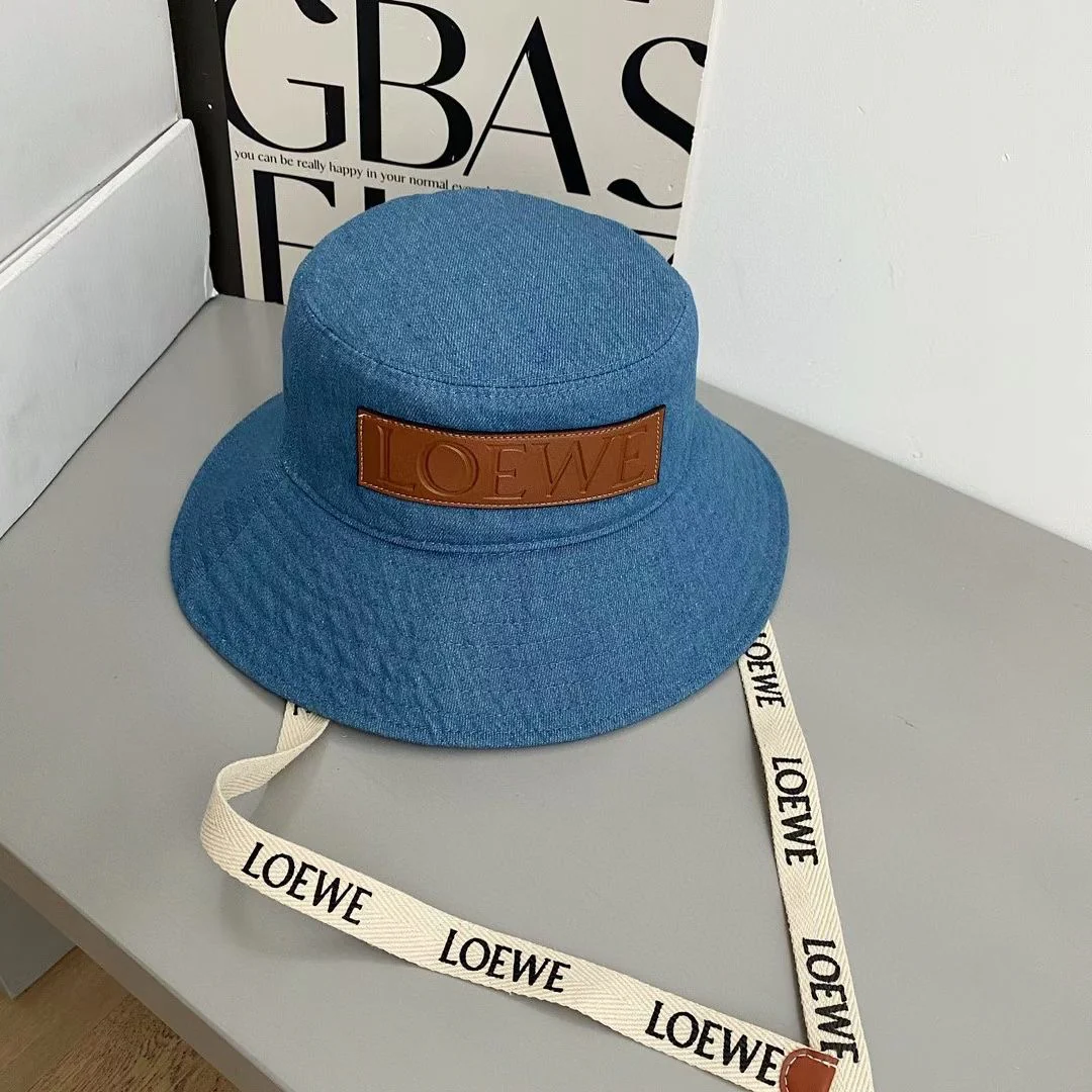 LOEWE - Стильная солнцезащитная шляпа с кожаным узором - Синяя