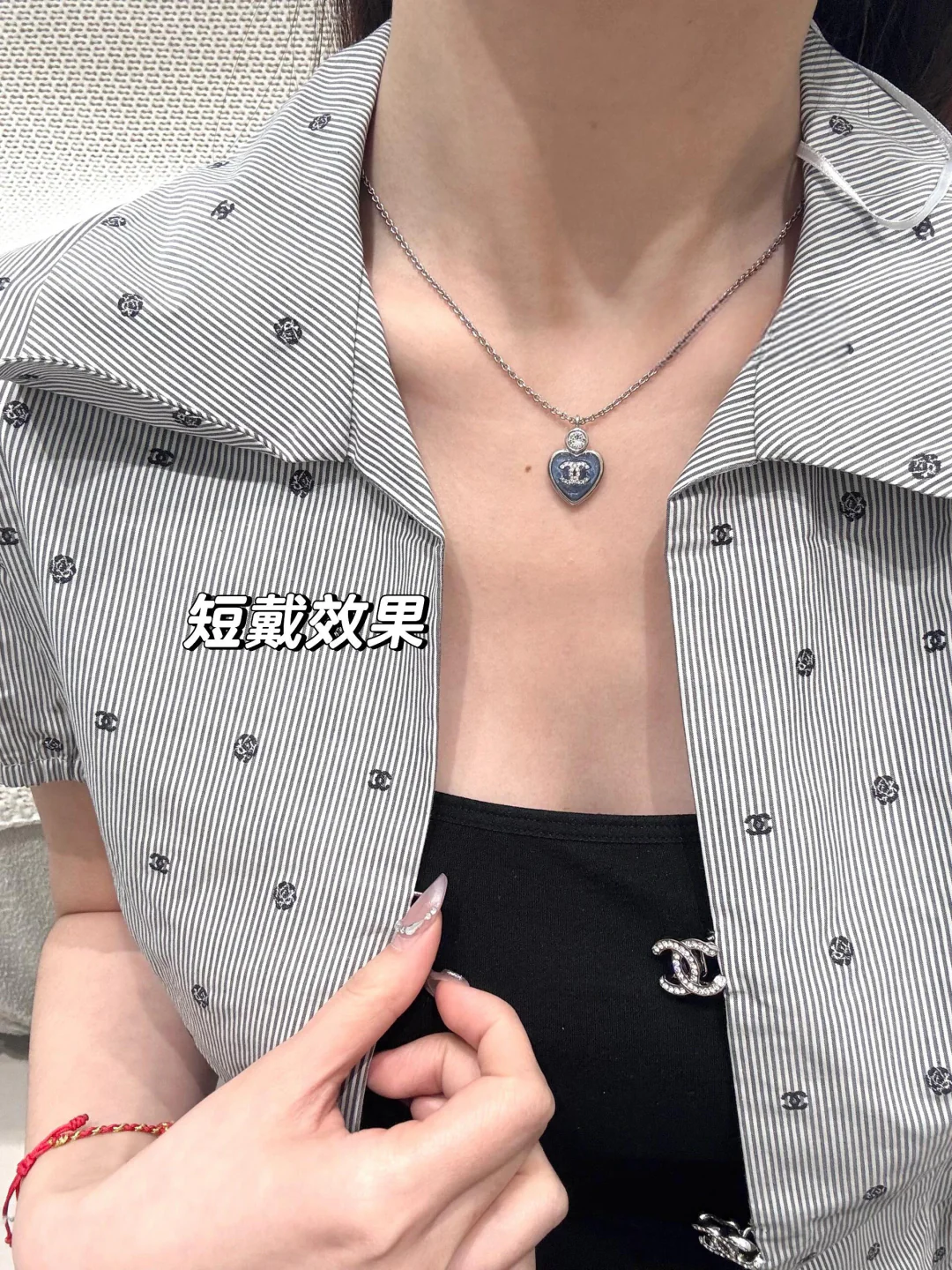 Колье Chanel 25p с сердечком, украшенным стразами, сине-розовое, регулируемая длина.