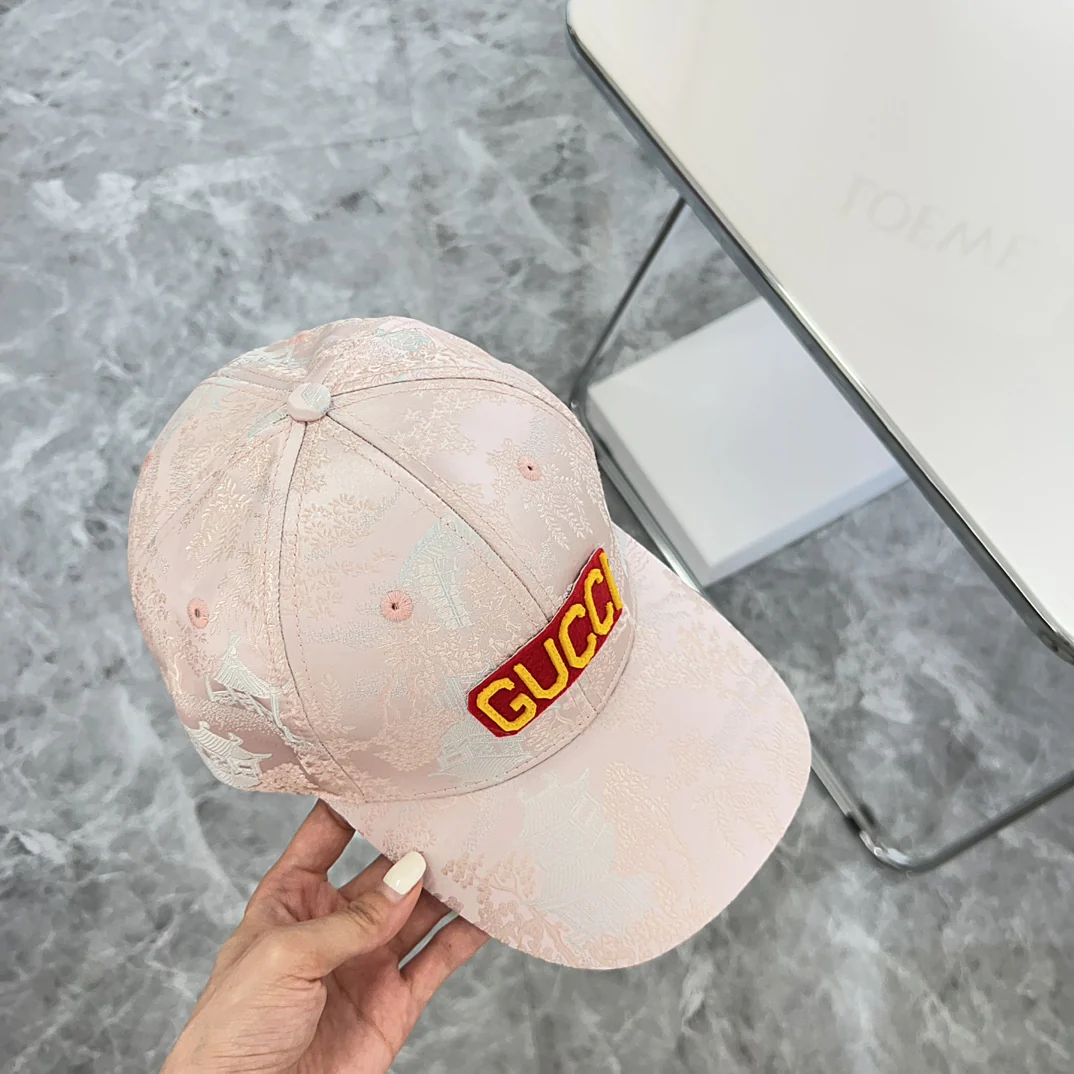 Новая бейсболка Gucci 2024 с вышивкой - розовая.