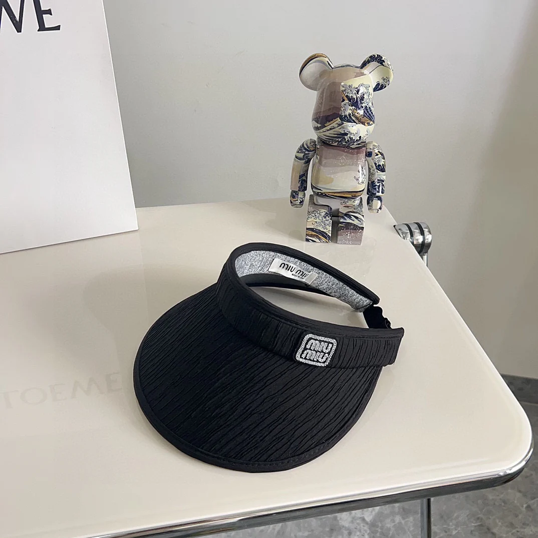 Новая элегантная плиссированная шляпа от солнца Miu Miu из летней коллекции 2024 года - черная.