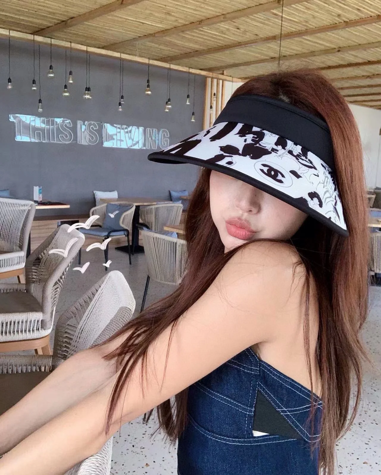 Chanel - Солнцезащитная шляпа в стиле граффити