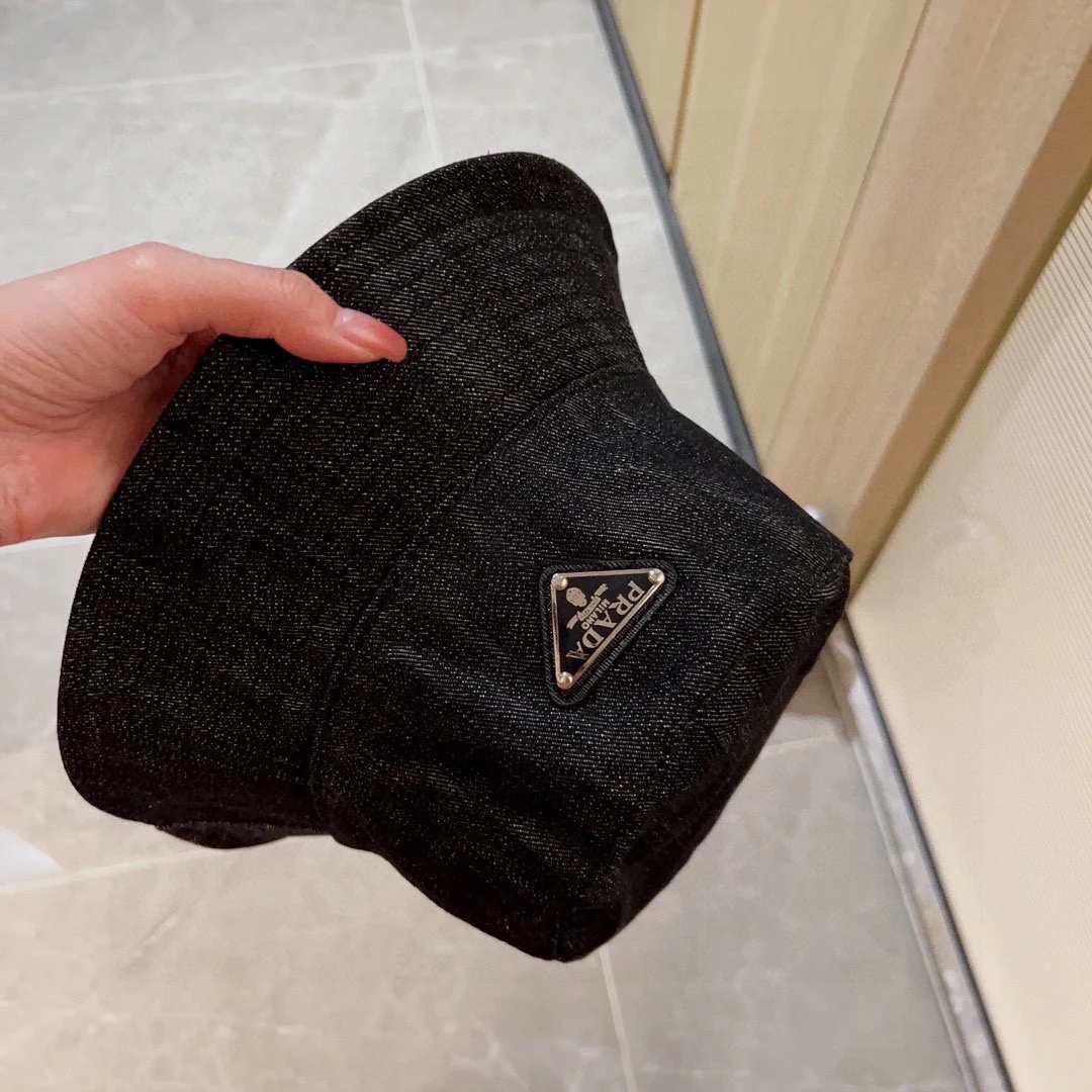 Новая двусторонняя джинсовая панама Prada 2023 года - черная.