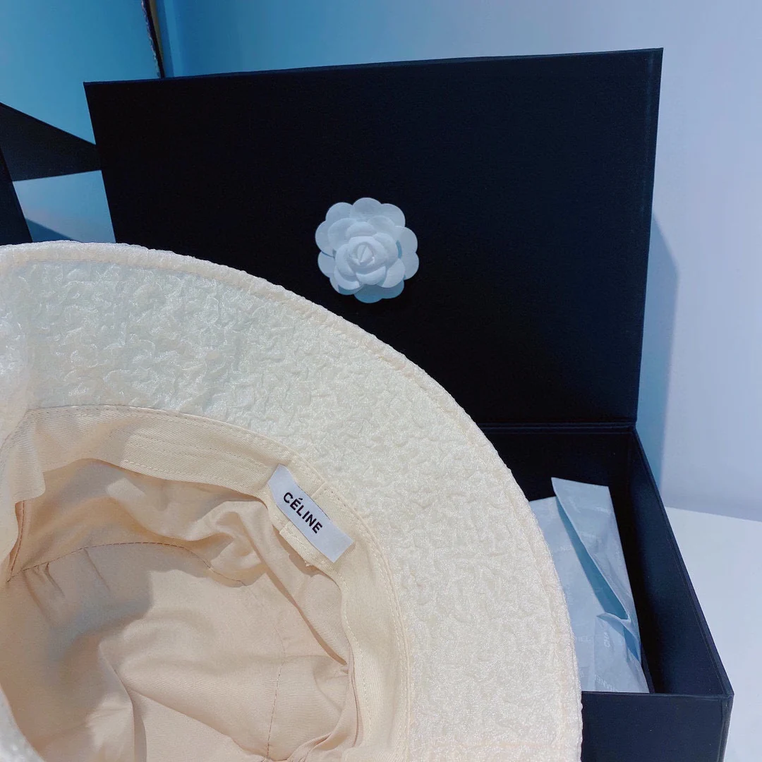 Новинка Celine 2022 года - стильная рыбацкая шляпа для весны/лета.