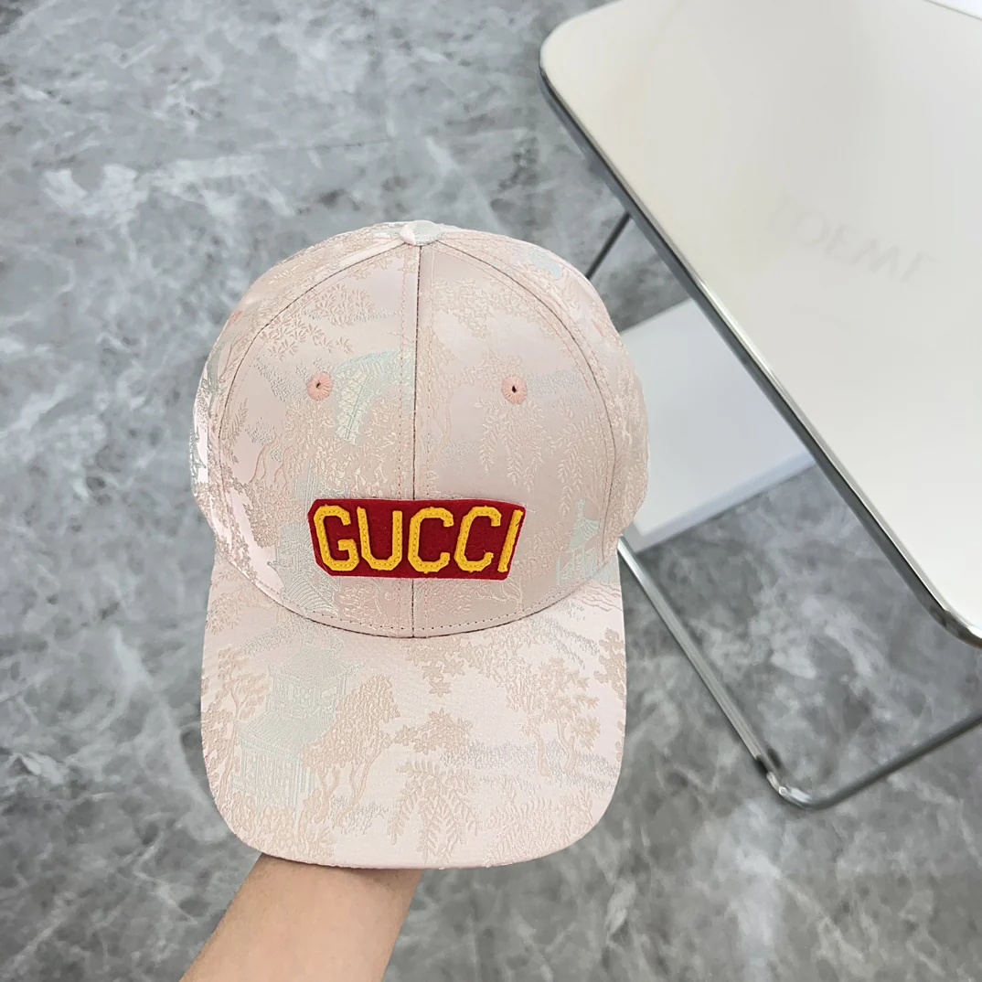 Новая бейсболка Gucci 2024 с вышивкой - розовая.